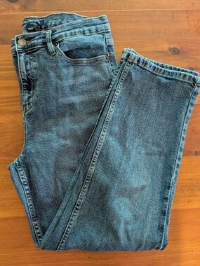 Calvin Klein Women's Straight Leg Crop Jeans in Medium Blue Wash